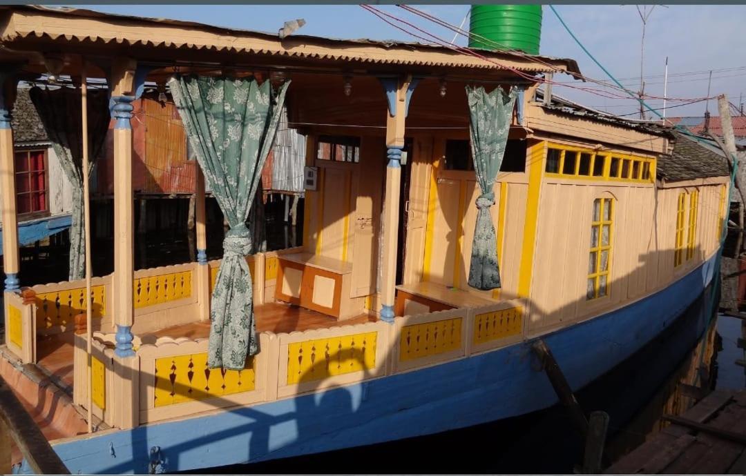 Houseboat Moon Of Kashmir Hotel Srīnagar Exterior foto