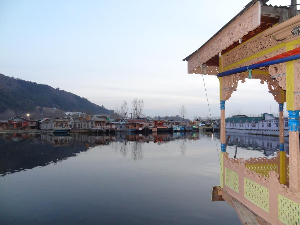 Houseboat Moon Of Kashmir Hotel Srīnagar Exterior foto