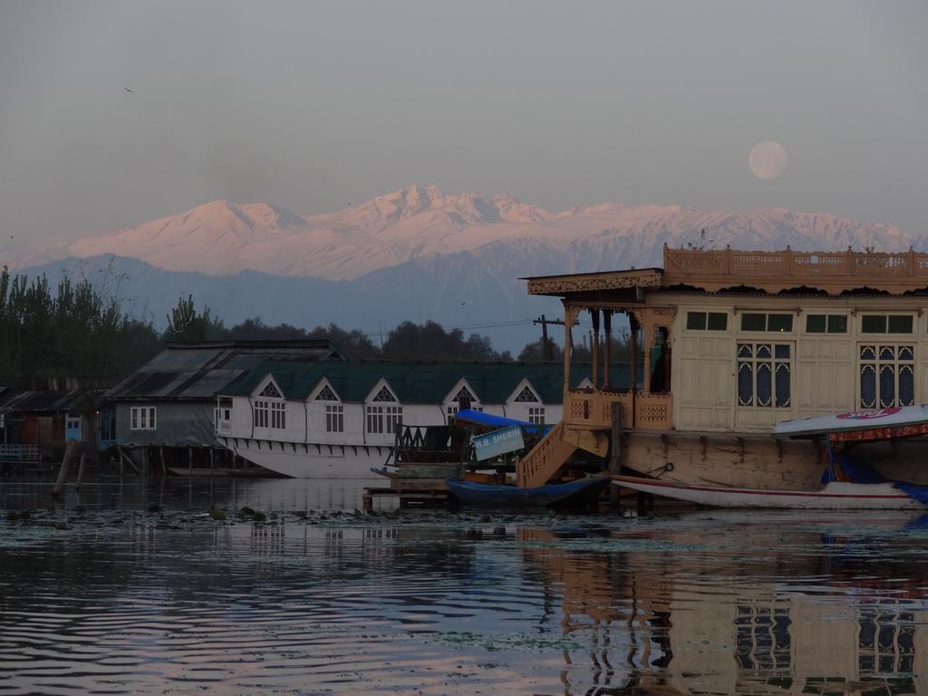 Houseboat Moon Of Kashmir Hotel Srīnagar Exterior foto