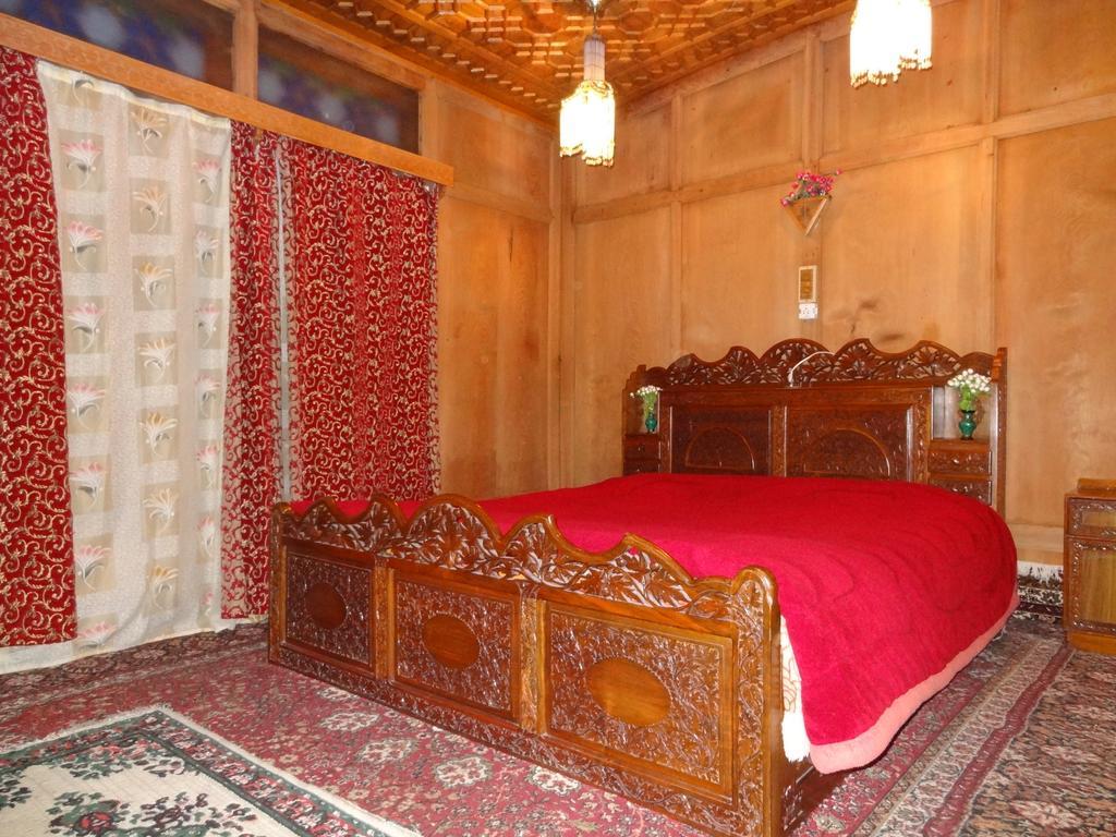 Houseboat Moon Of Kashmir Hotel Srīnagar Cameră foto