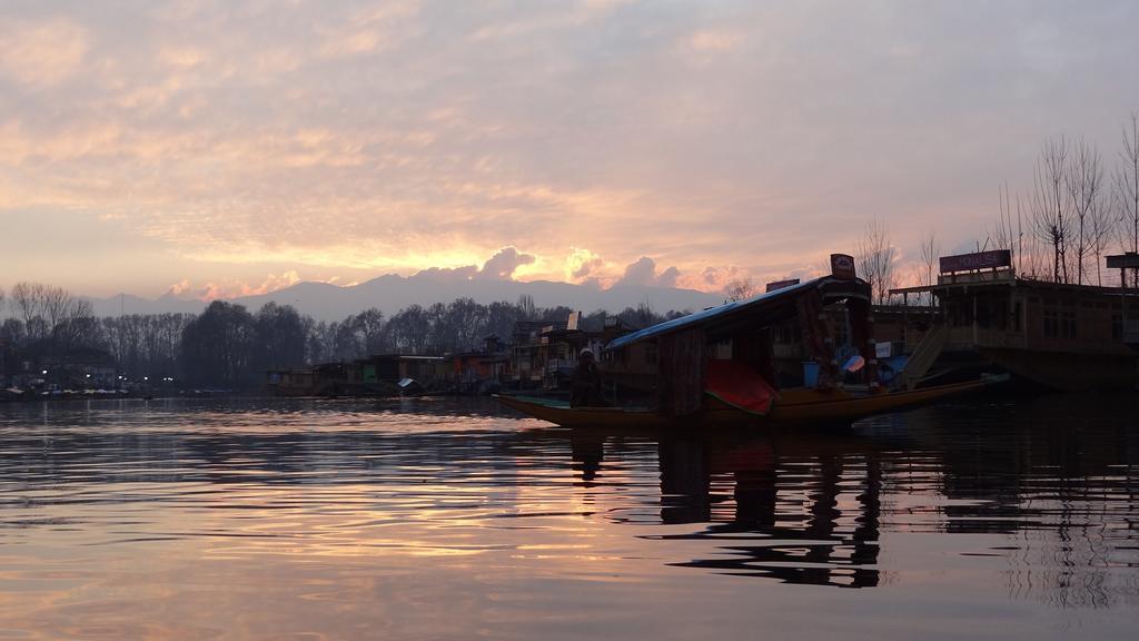 Houseboat Moon Of Kashmir Hotel Srīnagar Exterior foto
