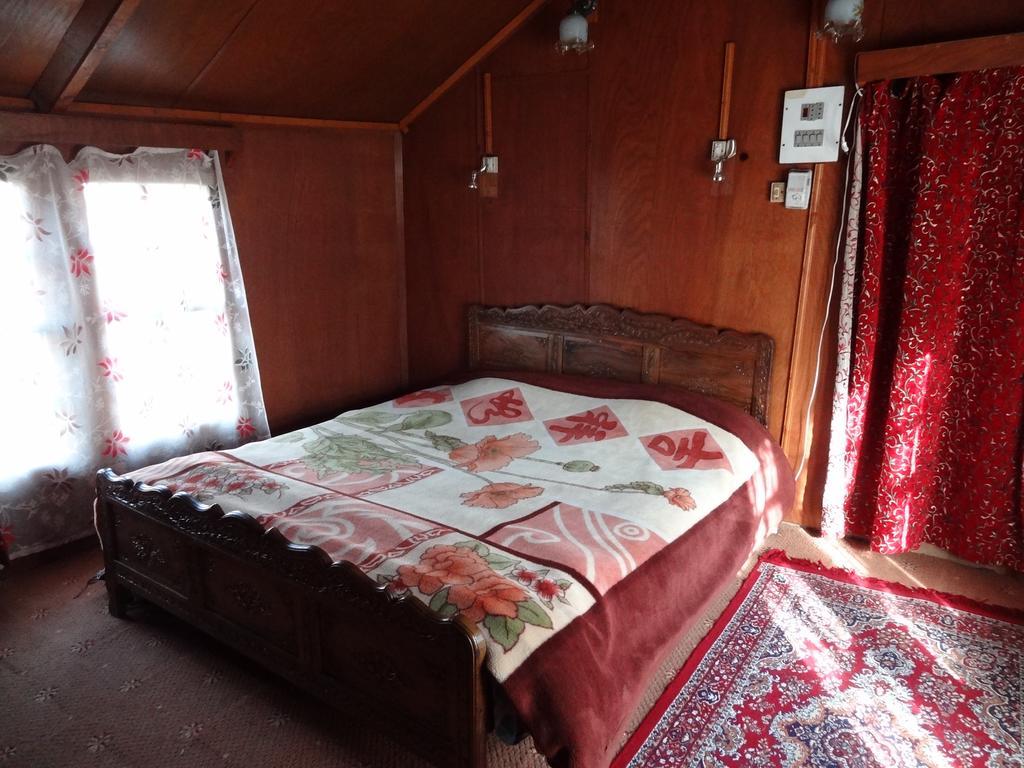Houseboat Moon Of Kashmir Hotel Srīnagar Cameră foto