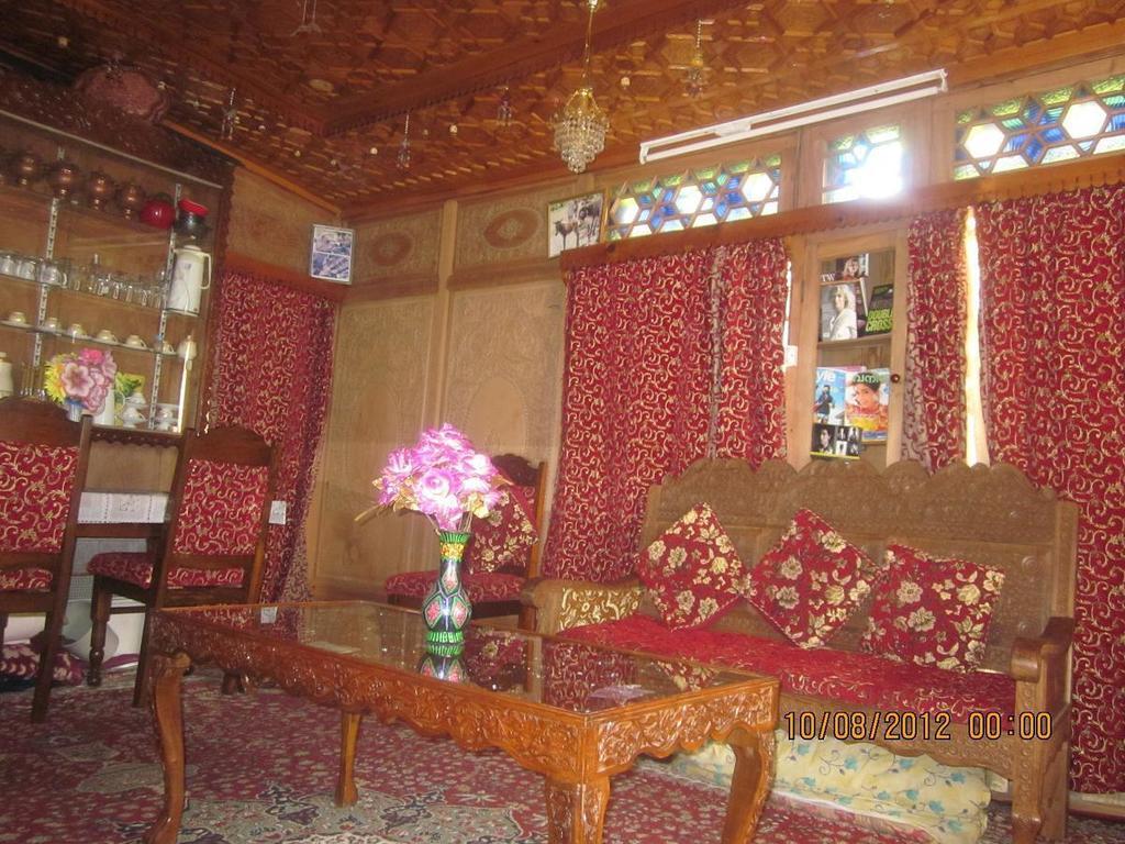 Houseboat Moon Of Kashmir Hotel Srīnagar Exterior foto