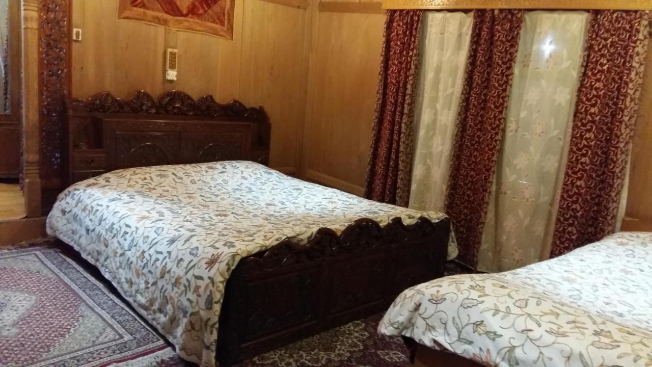 Houseboat Moon Of Kashmir Hotel Srīnagar Exterior foto